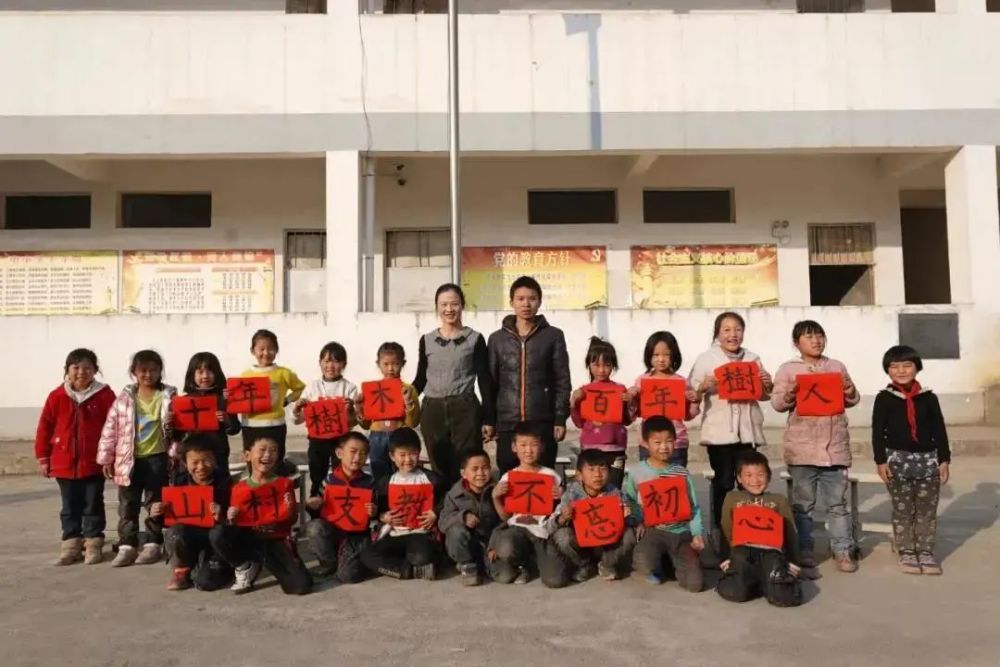 就这样辗转10年,侯长亮先后在广西瑶族,贵州苗族和