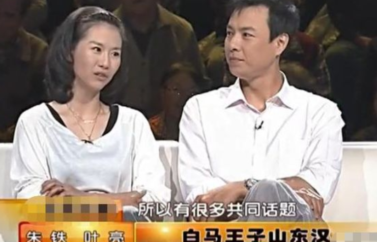 因《金粉世家》走红的朱铁,与老师一见钟情,相爱12年成人生赢家_腾讯