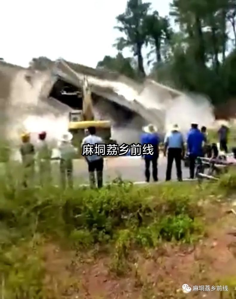 停止违建!社步-麻垌白石二级公路旁又有几间屋违建被拆,现场