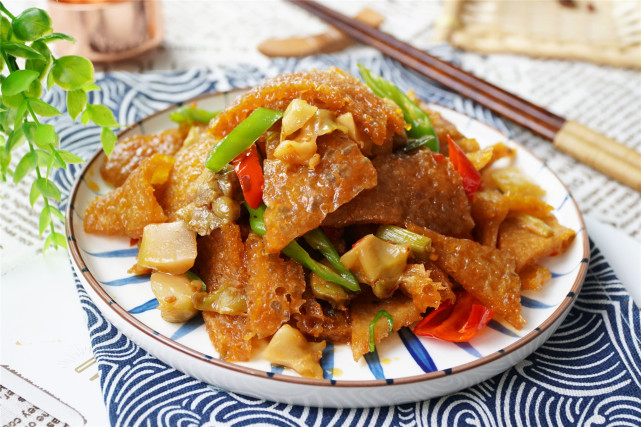 五,青红椒烧皮肚5,出锅前,再淋入2勺高度白酒增加酒香味,焖上几分钟等