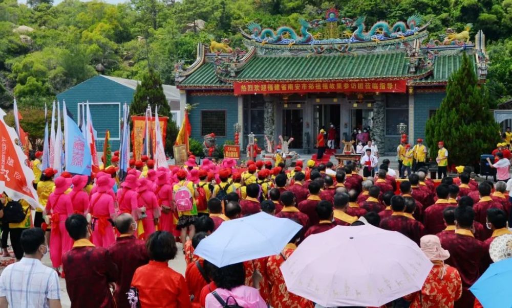 11日上午,烈日炎炎,广东省汕尾市红海湾郑祖禧庙前人头攒动,锣鼓喧天