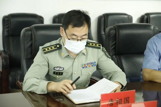 乌鲁木齐军事检察院二室主任唐相国表示,通过深入开展军人依法优先