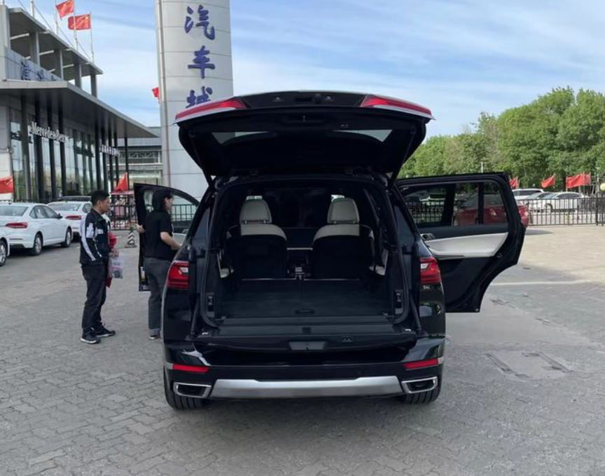 天津遇到宝马x7防弹车,近6米长,售价超500万,已被神秘老板预定