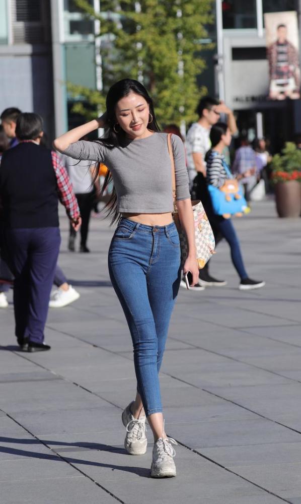 修身版的牛仔裤,简约塑身效果好,穿出简洁的美