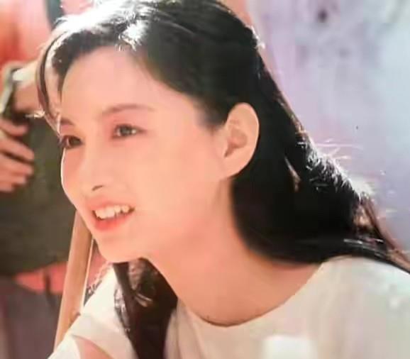 这次出演的是一名工人,由于之前殷婷如扮演乡村教师的印象让观众太