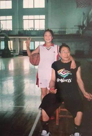 李梦的故事:15岁成世界青年女篮第一人,体型粗壮,被称