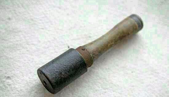抗战时,为何日军使用卵型手榴弹,而中国军队却装备木柄手榴弹?