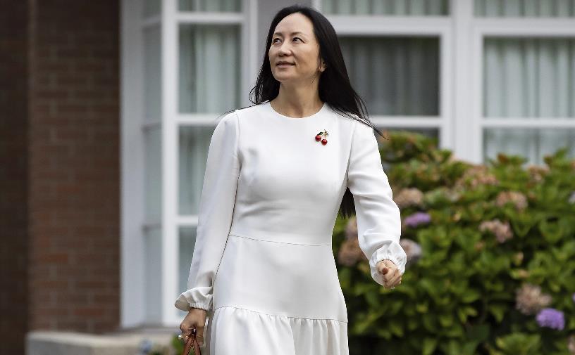 孟晚舟的樱桃胸针火了!新露面穿小白裙心情大好,手贴胶布受苦了