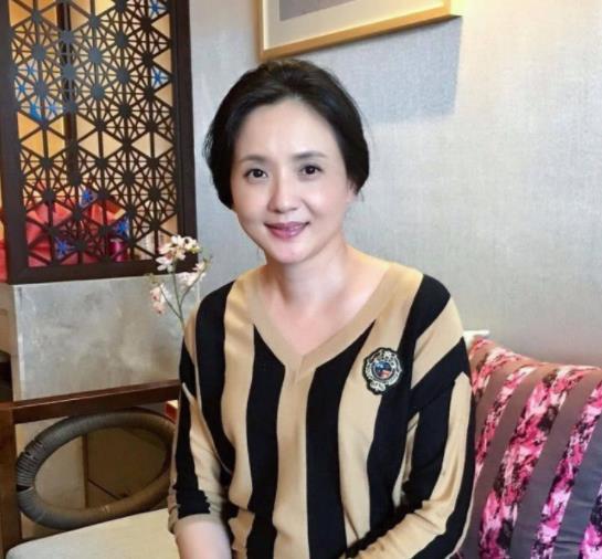 江南美人陶慧敏凭小白菜成名被传为亡夫守寡十年55岁依旧美