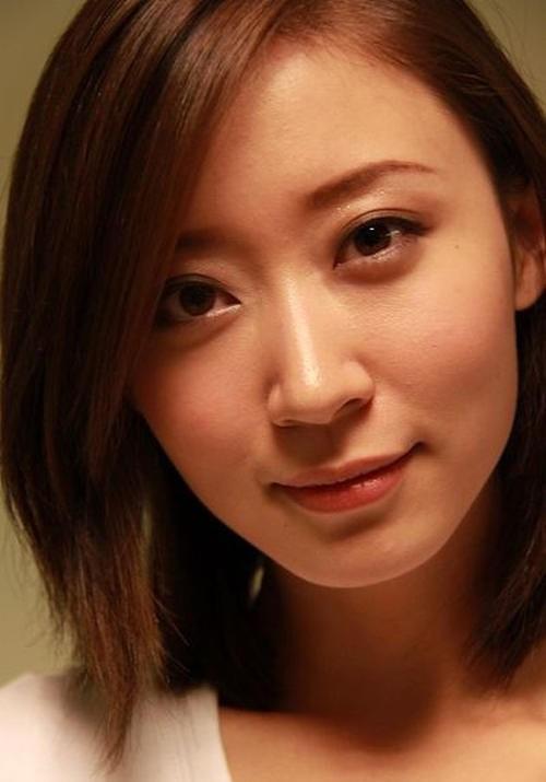 漂亮的凤凰卫视黄橙子她是炫目的选美冠军也是很宅的新闻主播