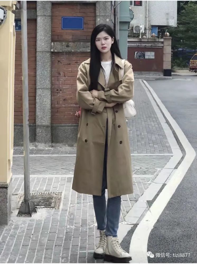 白色风衣里面穿什么女_圆领风衣里面穿什么(2)