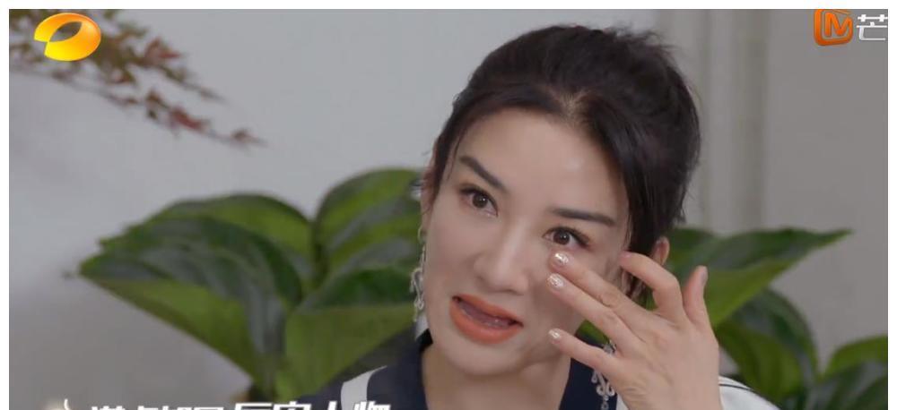 53岁崔伟别墅请2个保姆,吃800元龙虾,精英圈层让黄奕自卑