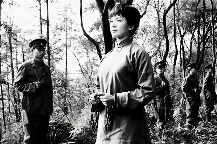 图 | 杨开慧被押至刑场(影视形象)一路上杨开慧面不改色,从容淡定