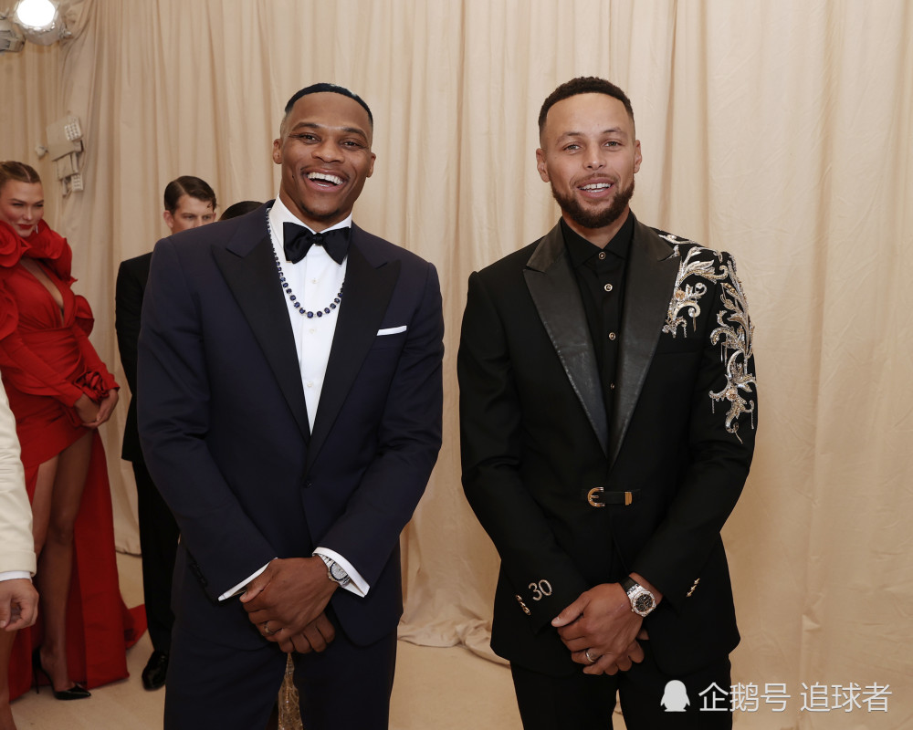 nba球星出席时尚界奥斯卡威少发型抢镜与库里合影小卡咧嘴大笑