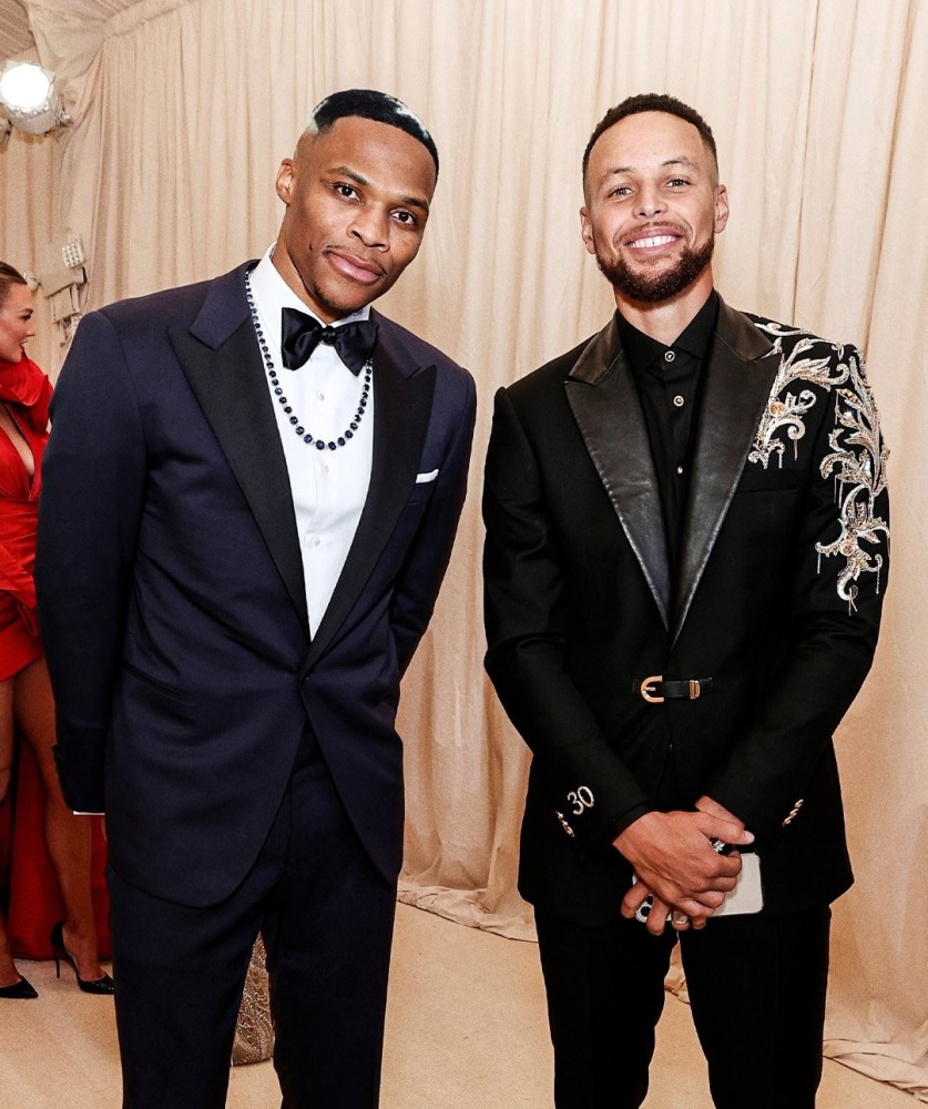 nba球星出席时尚界奥斯卡威少发型抢镜与库里合影小卡咧嘴大笑