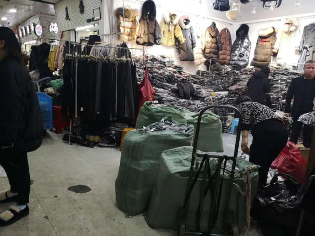 28岁广州服装档口老板上吊自杀服装老板的表面风光背后辛酸