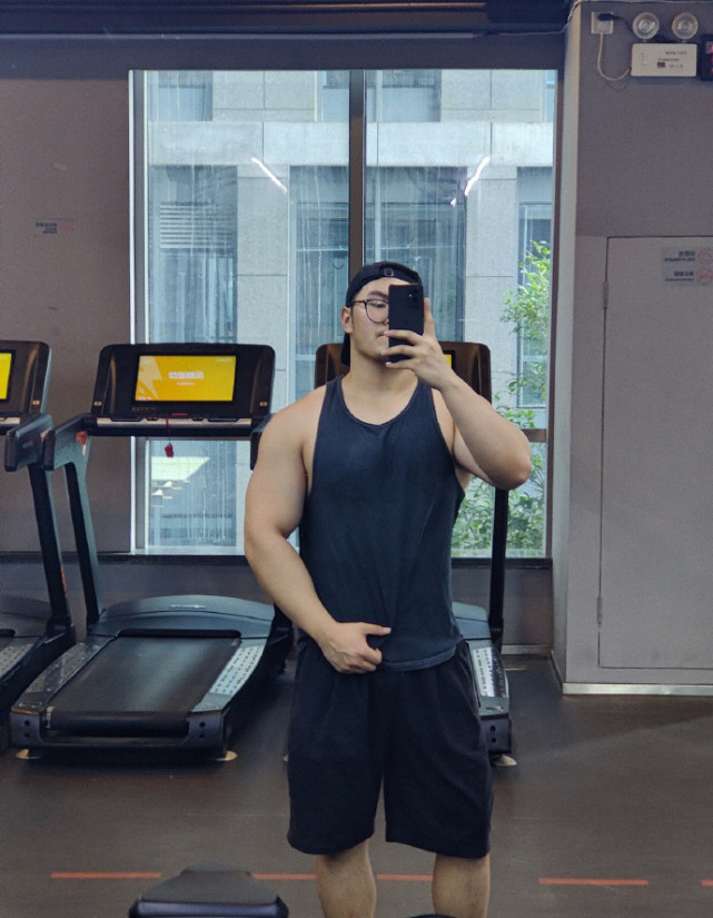 25岁杭州大男孩一周去五次健身房手臂健壮胸肌棒棒哒