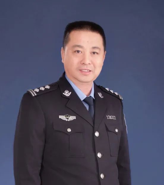 李新宽李新宽,天津一中院司法警察支队四级高级警长,多次获评优秀共产