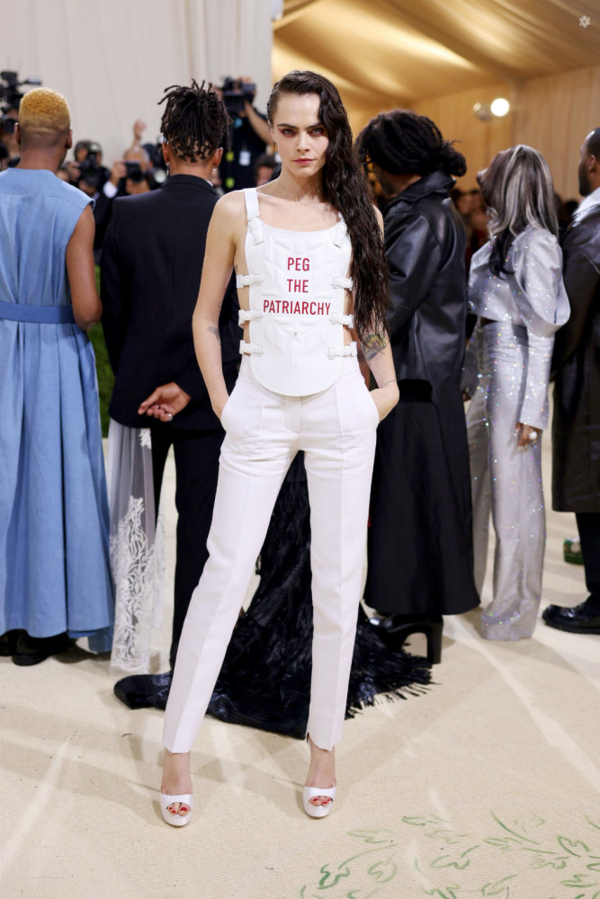 caradelevingne亮相2021年metgala红毯,造型超酷!