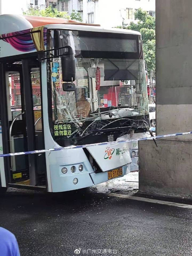 广州交警通报江湾路交通事故情况