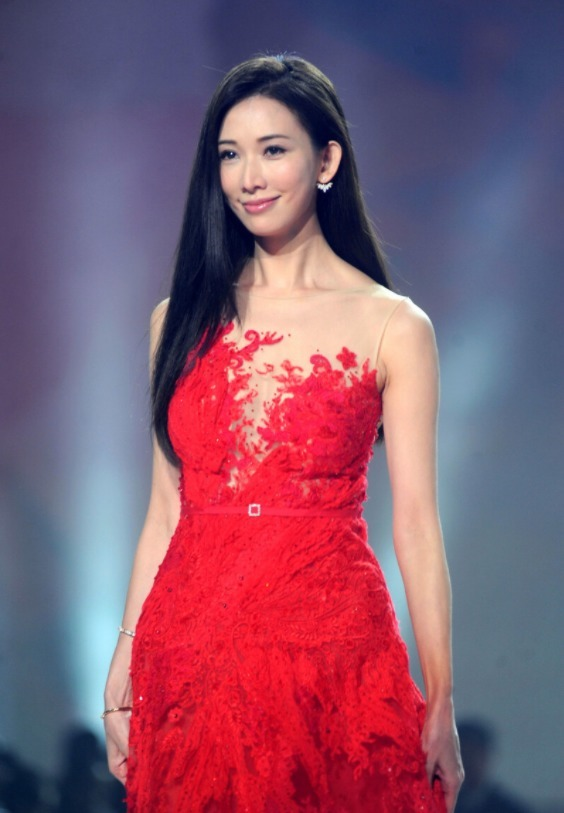 林志玲又轻松美出圈了,穿"东方红"蕾丝裙,美得让人移不开眼