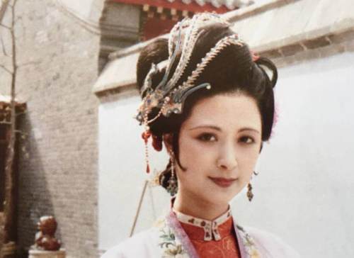 红楼梦里此人坑了尤二姐,含泪说真心话后,尤二姐对她