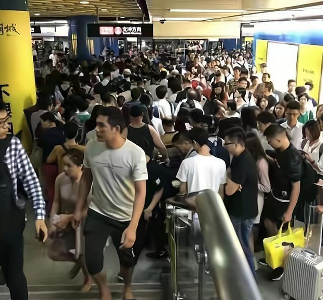 哪怕你不想坐地铁了也出不去,因为前后左右早已挤满了人群,你也只能