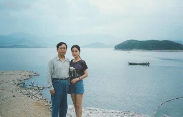 余秋雨前妻李红:上海本地女嫁给无房外地男,结婚10年
