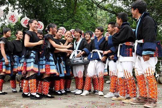 为什么白裤瑶族女孩,一前一后两块布随意搭在身上|白裤瑶