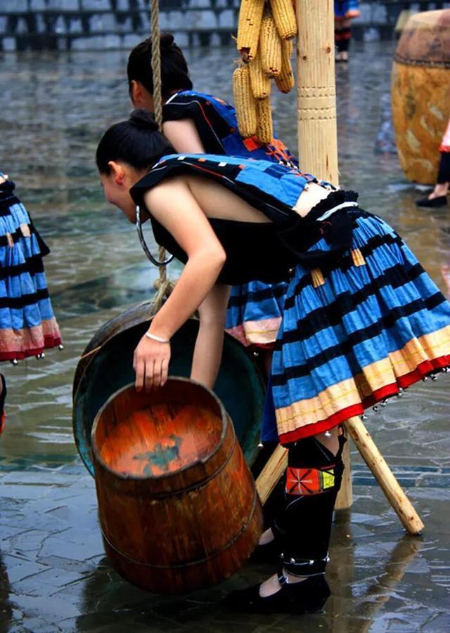 那为啥白裤瑶族的女人有这种穿衣服一前一后就两块布的习惯呢?