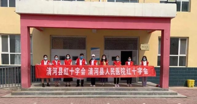 清河县人民医院的培训老师为县油坊中心校区的40名教师及20名学生详细