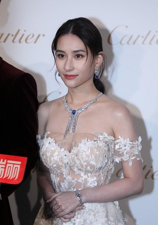 无精修的何超莲原来长这样,身材饱满,状态佳,和窦骁夫妻相真足