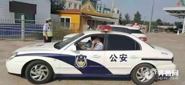 泰安一老人突发心梗,高速交警警车护送,社会车辆纷纷