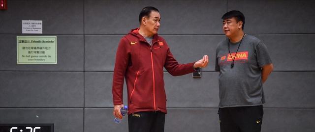 巩晓彬没有出现在训练现场,而代理主教练罗萨也是站在队伍的角落里没