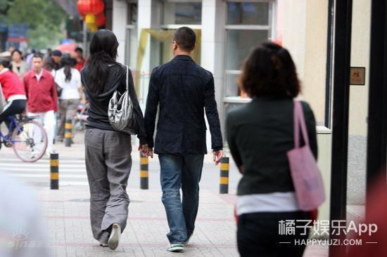 作品里站在对立面的两人, 回归生活,已经结婚7年了.