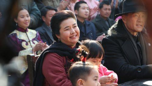 王澜在《红高粱》饰演孙大脚,和于荣光搭戏,她的表演很有代入感,自然