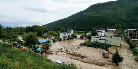 大理州洱源县连续降雨导致凤羽镇铁甲村发生泥石流,危及周围人民群众