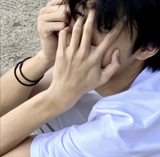 "奶凶奶凶的男生头像"