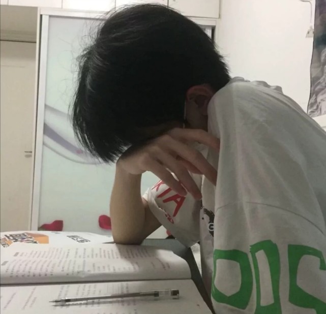 "奶凶奶凶的男生头像"