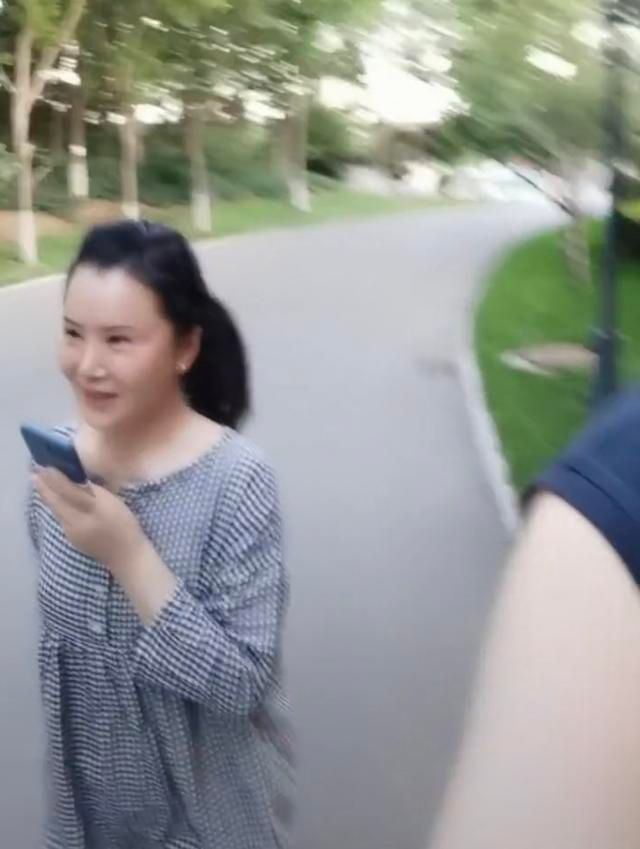 53岁任静p图脸变形,没了皱纹但老态还在,双眼皮还特别