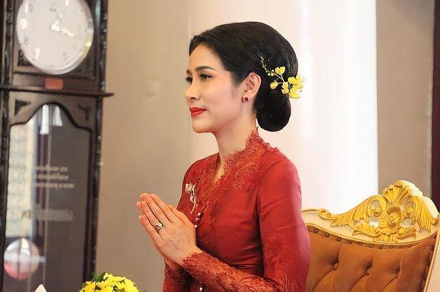 泰国贵妃诗妮娜:靠"丑照"俘虏泰王,玩儿心机想和王后一争高下