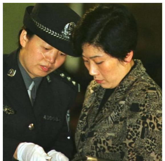 为了免除死刑,这位女贪官居然在看守所里怀孕