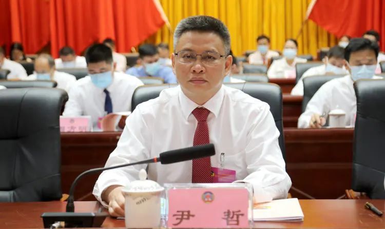 县委书记尹哲,县委副书记,代县长胡德珺,县人大常委会主任王耀金,县委