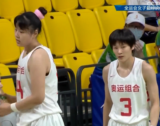双方数据:中国女篮杨力维11分,黄思静6分4篮板,李月汝14分6篮板,张茹