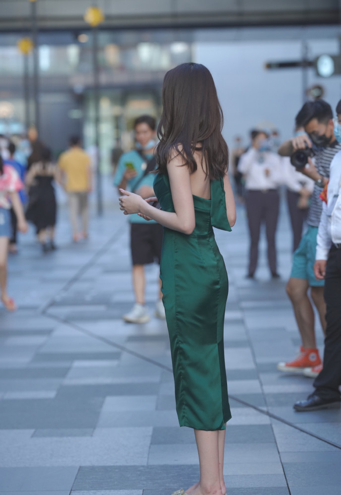 高贵的"墨绿,苗条的身材,组成一道不可忽视的风景线!