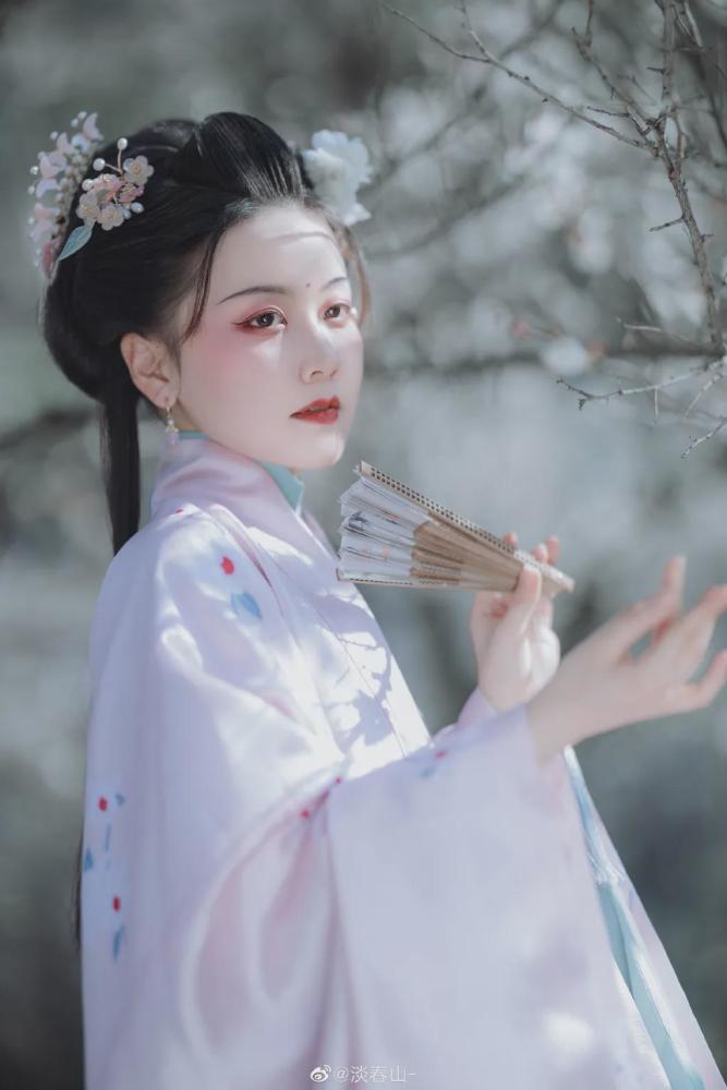 汉服小仙女:疏枝横玉瘦,小萼点珠光
