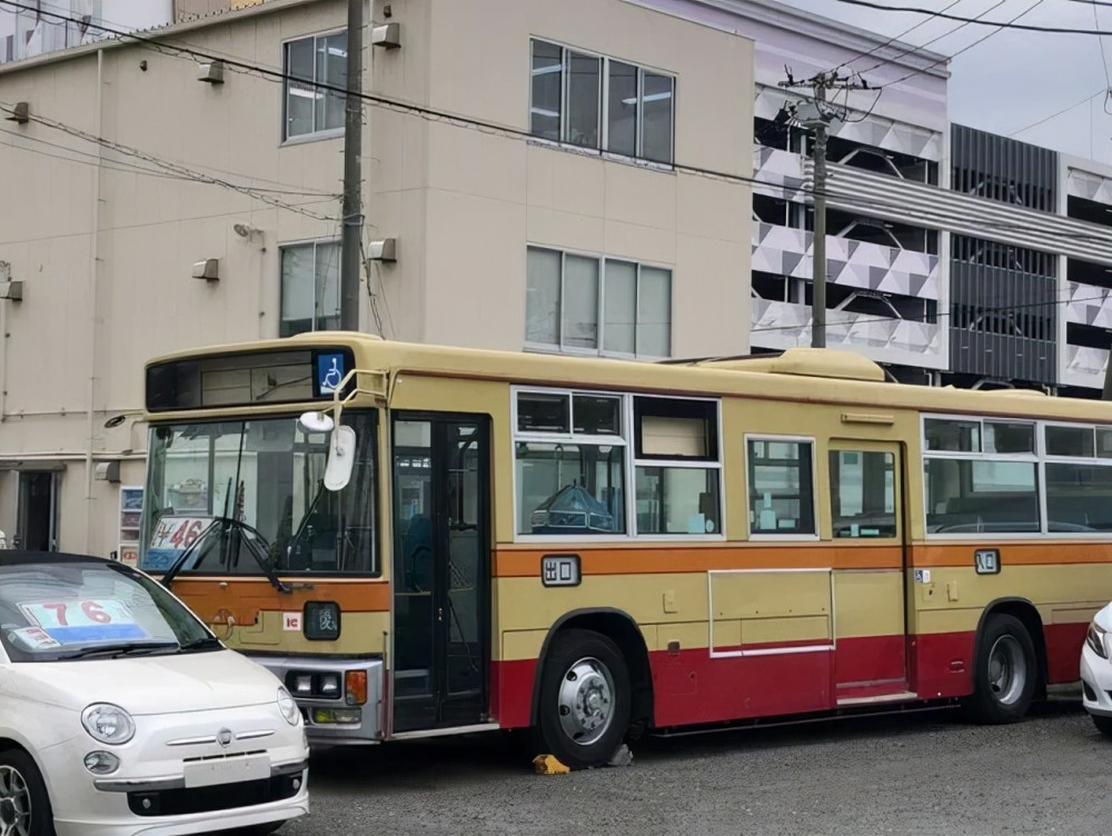 日本男子60万买公交车当私家车,把女友培养成老司机,在车上约会