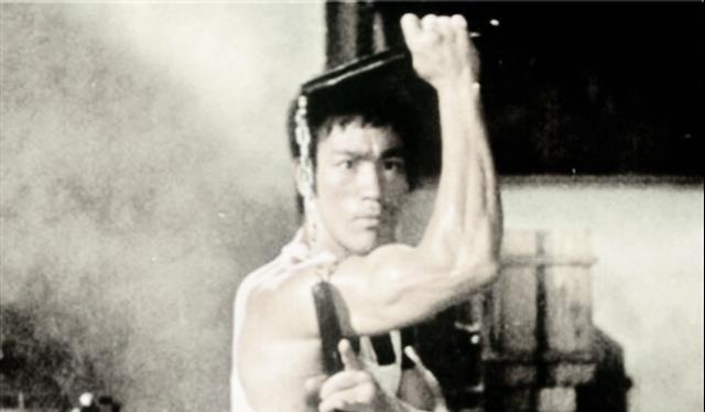 叶问曾断言爱徒李小龙短命,从走路姿势就能看出,没想到一语成谶