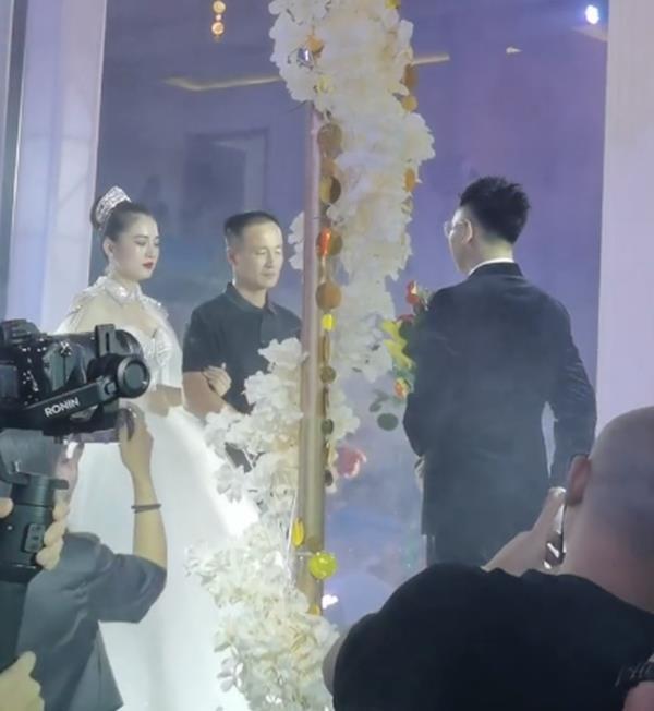 马智宇在台上主持婚礼炒热氛围,潘长江在距离舞台的一桌坐着观看.