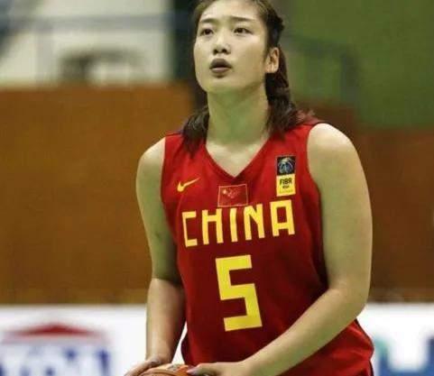 李梦的故事:15岁成世界青年女篮第一人,体型粗壮,被称